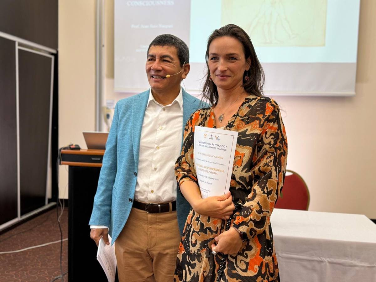 Ștefania-Carmen Rusu alături de Juan Ruiz Naupari, la primirea diplomei