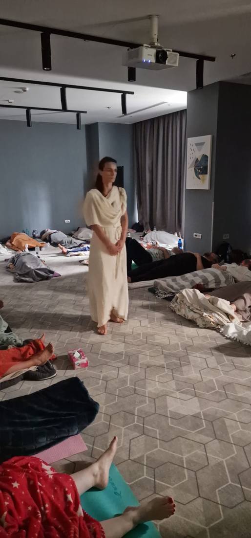 Participanți întinși pe saltele în timpul sesiunii de respirație