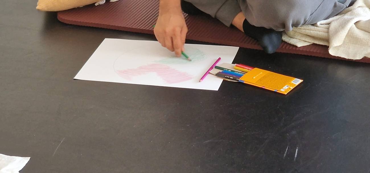 Participant desenând o mandala după sesiune