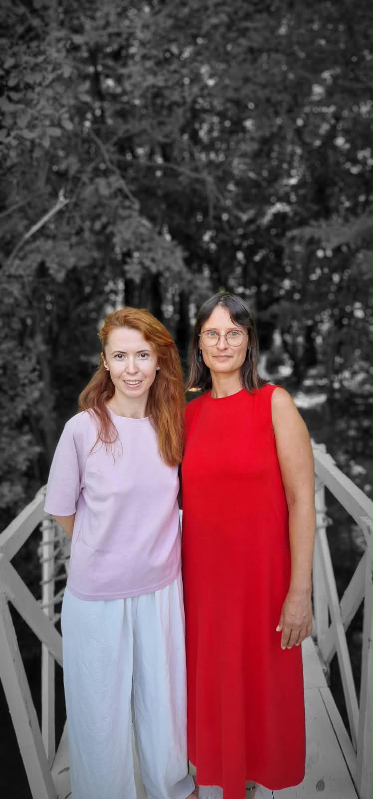 Medeea Marin și Estera Tincă pe un podeț din pădure
